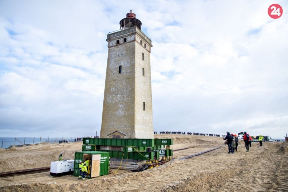 Ilustračný obrázok k článku KURIOZITA DŇA: Erózia ohrozovala 120-ročný maják, pamiatku presunuli o desiatky metrov