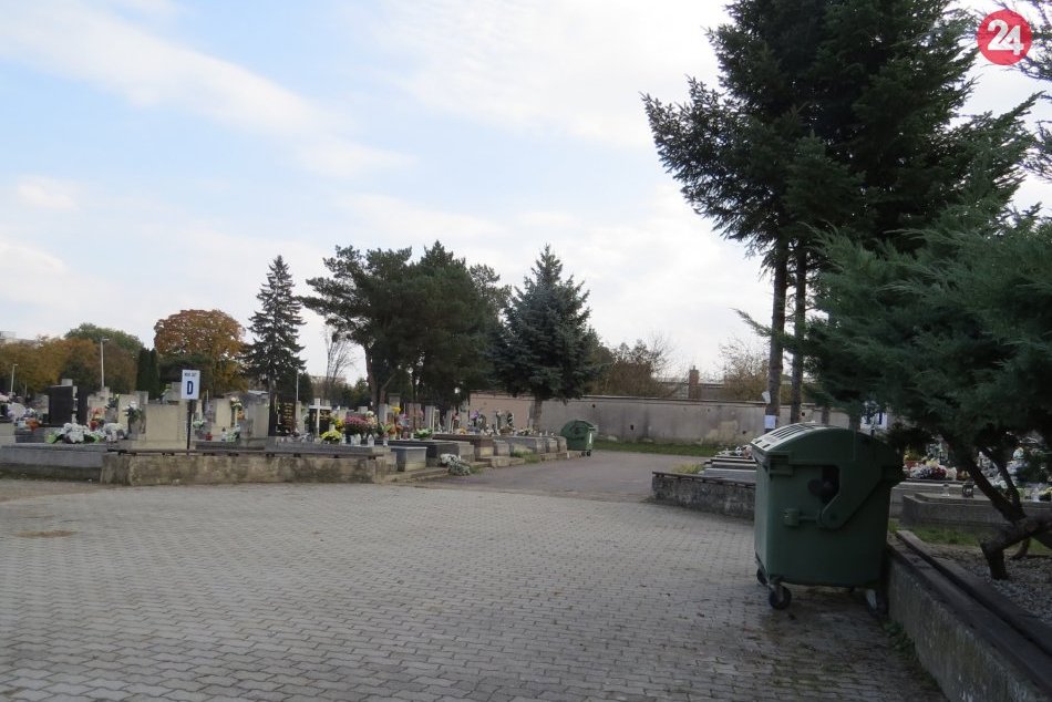 Ilustračný obrázok k článku Dušičky vyprodukujú v Michalovciach množstvo odpadu: A kde sú koše na recykláciu?