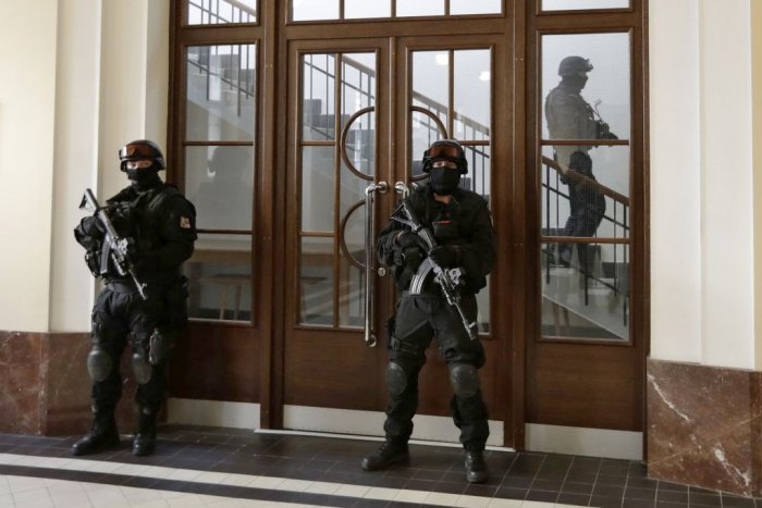 Ilustračný obrázok k článku Ako Pat a Mat: Muž ušiel počas domovej prehliadky policajtom a zamkol ich v byte