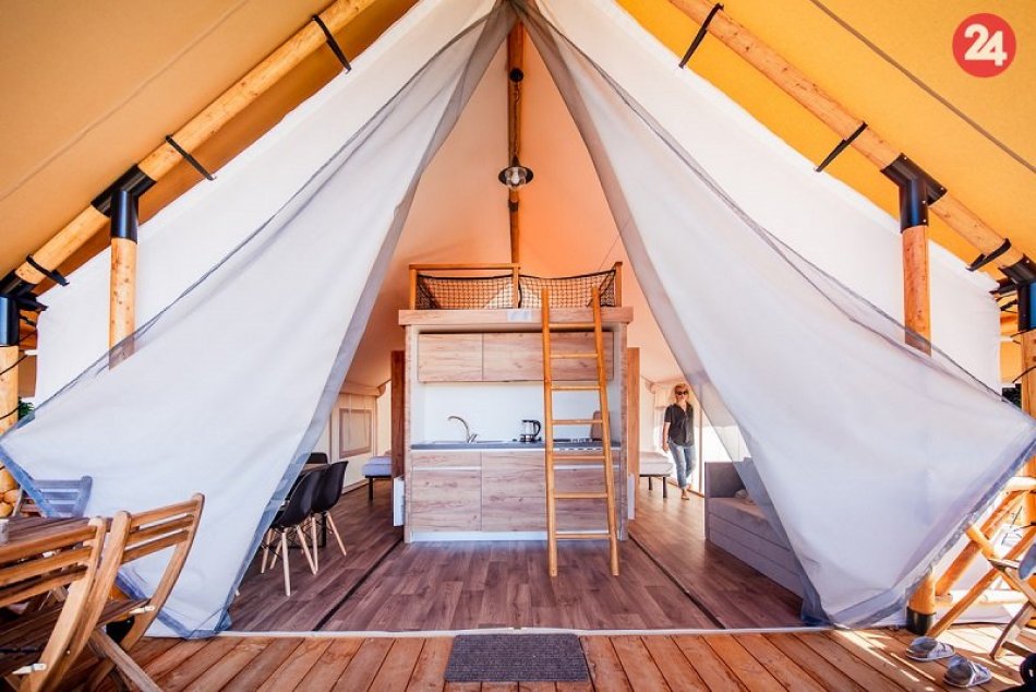 Ilustračný obrázok k článku Novinka pri Počúvadle: Glampingový areál má ponúknuť kempovanie v luxuse, FOTO