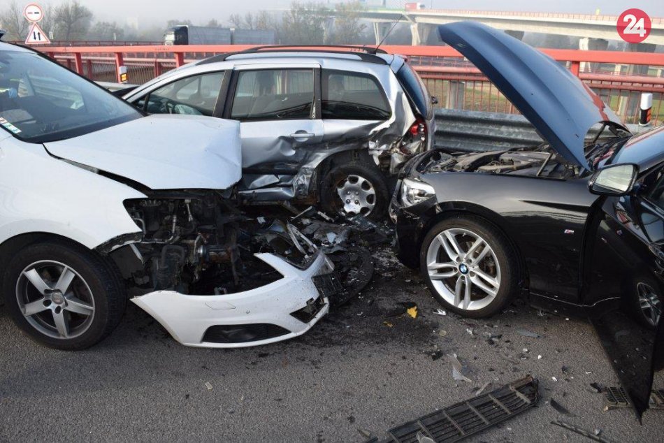 Ilustračný obrázok k článku Zrážka troch áut na diaľnici: Vodička (34) z Nemšovej jej nestihla zabrániť, FOTO