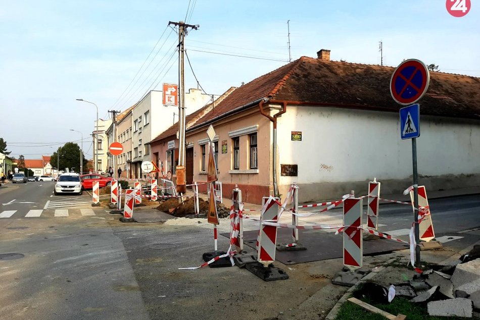 Ilustračný obrázok k článku V Hlohovci sa prepadla cesta v križovatke: TENTO úsek je obojstranne neprejazdný