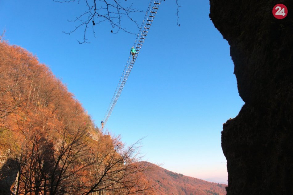 Ilustračný obrázok k článku Neskorá jeseň nad Kremnicou: Výhľady zo Skalky na FOTKÁCH a VIDEU