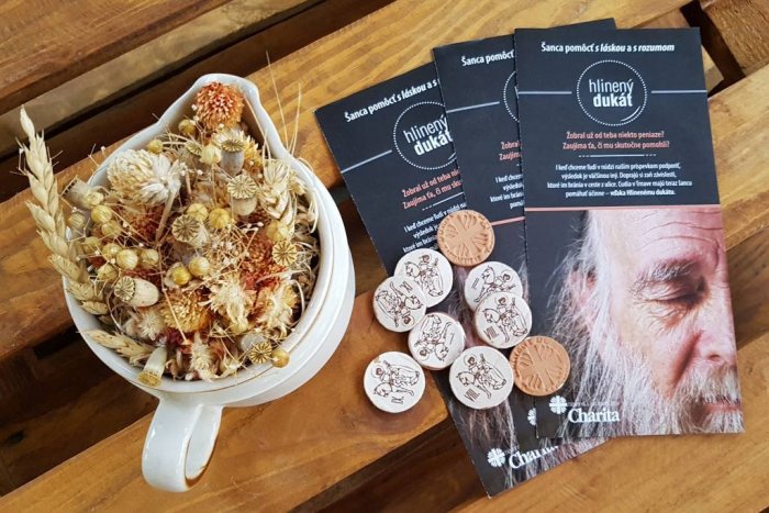 Ilustračný obrázok k článku Verejnosť pomáha núdznym: Symbolické platidlo hlinený dukát mieri aj do Hlohovca