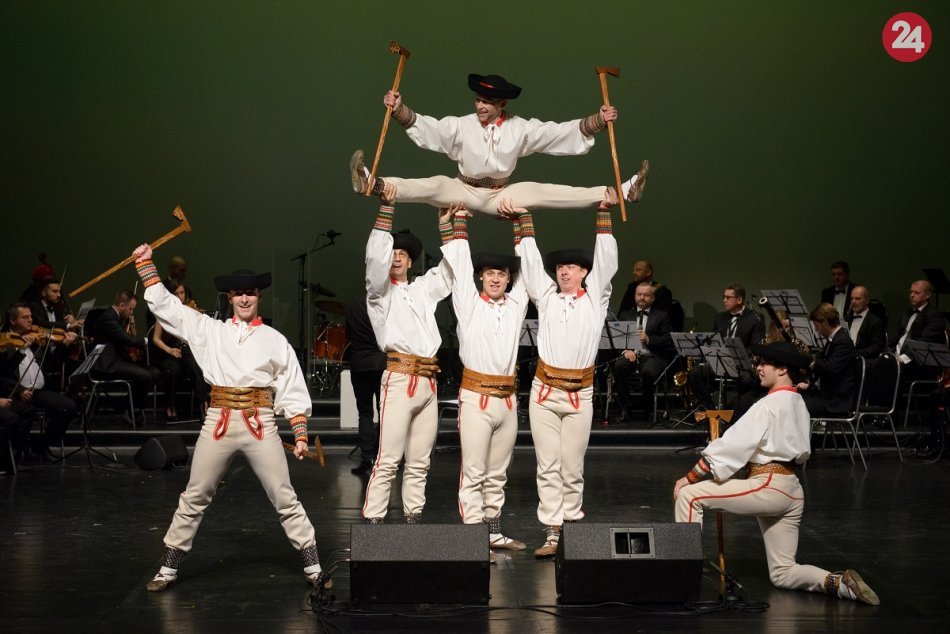 Ilustračný obrázok k článku Od Jánošíka k pápežovi: Divadlo Andreja Bagara oslávilo 70-tku, FOTO