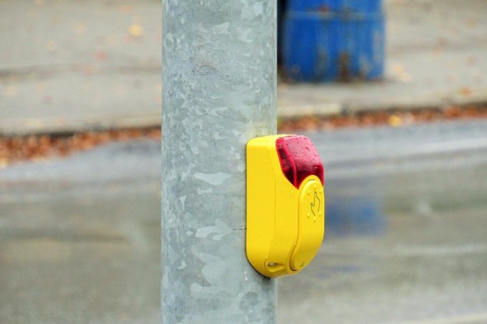 Ilustračný obrázok k článku Pri nákupnom stredisku Družba je to pre chodcov už bezpečnejšie: Sú tam nové semafory