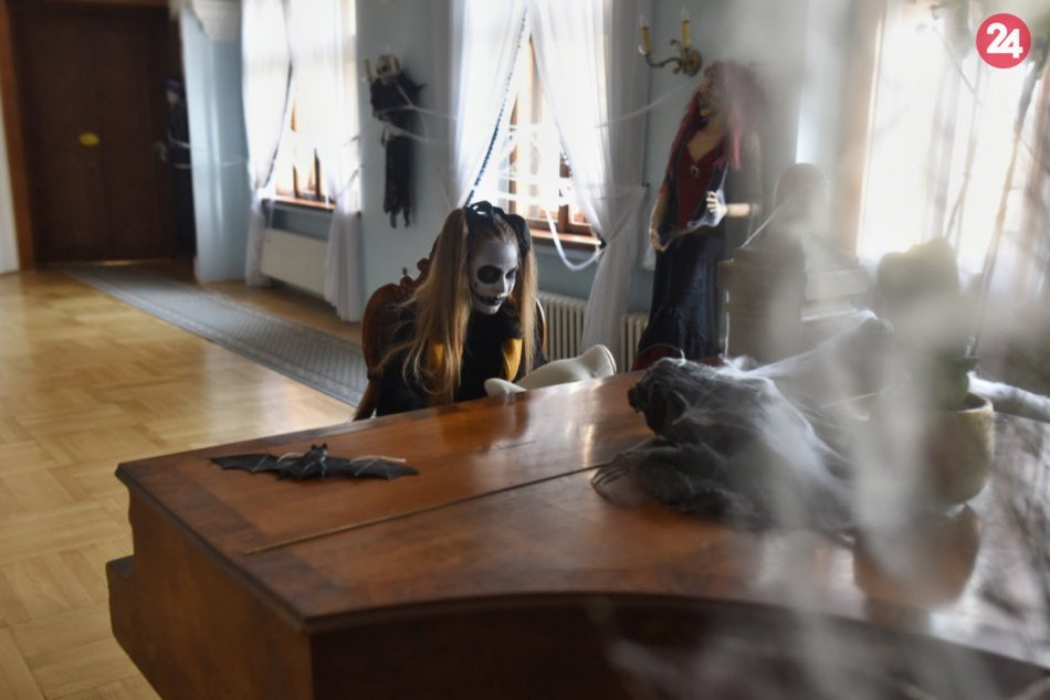 Ilustračný obrázok k článku Prehliadky len pre odvážnych: Smolenický zámok ovládli strašidlá, FOTO