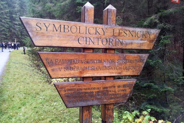 Ilustračný obrázok k článku Lesníci si na cintoríne pripomenú kolegov, pribudne 11 nových mien