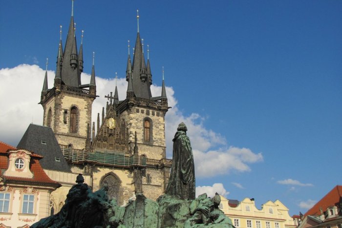 Ilustračný obrázok k článku Britský turista si zavaril: Na jednu z hláv súsošia Jána Husa položil umelý penis