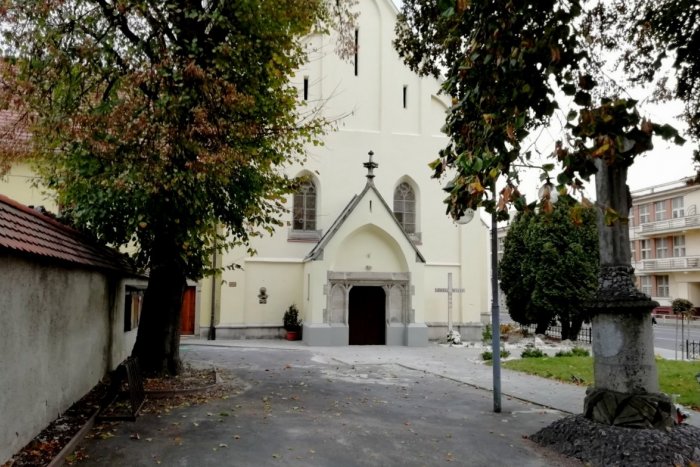 Ilustračný obrázok k článku Koniec omšiam na mestskom úrade: Farský kostol v Humennom po obnove otvorí svoje brány