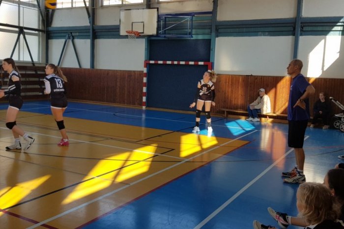 Ilustračný obrázok k článku Mladé spišskonovoveské volejbalistky v akcii: Turnaj v Poprade aj domáce zápasy