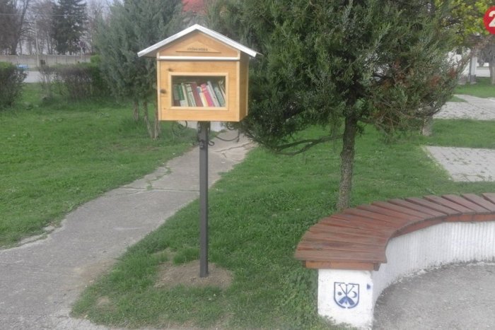 Ilustračný obrázok k článku Život Močenčanov je o niečo pestrejší: Čitateľov potešili knižnými búdkami