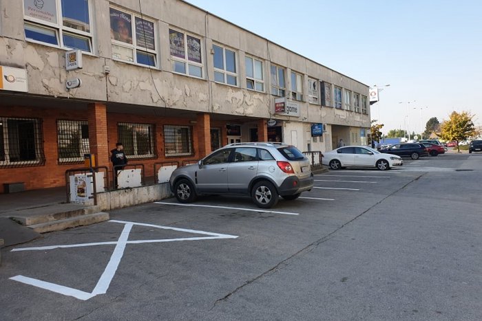 Ilustračný obrázok k článku Mesto opravuje chodník vo vnútrobloku: Parkovisko vo Veči je vynovené, FOTO