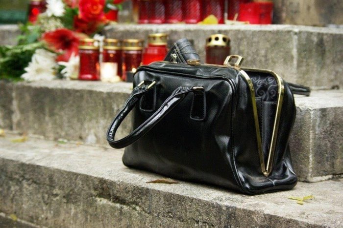 Ilustračný obrázok k článku Krádež priamo na lučeneckom cintoríne:  Zlodeji využívajú nepozornosť ľudí počas Dušičiek