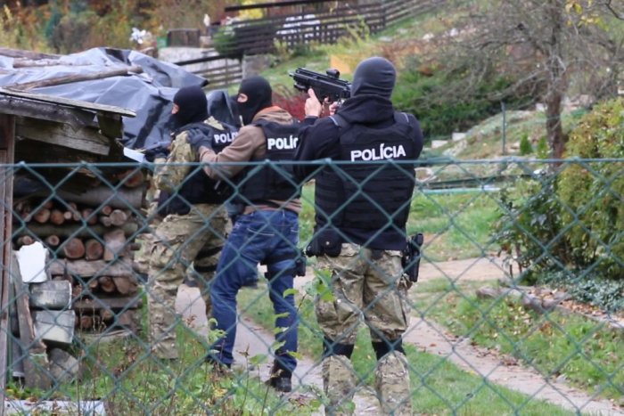 Ilustračný obrázok k článku Muž v obci pri Bystrici napadol bývalú družku, použil aj pištoľ. Do akcie vyrazili kukláči