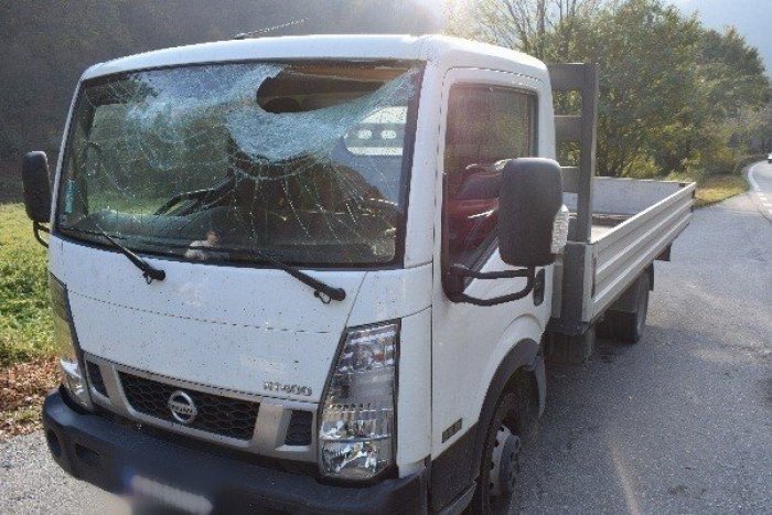 Ilustračný obrázok k článku Do čelného skla vletela kovová rúra: Polícia hľadá svedkov nehody pod Strečnom, FOTO