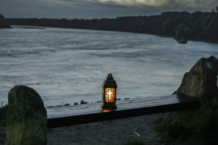 Ilustračný obrázok k článku Desiatky ľudí si uctilo pri hrade Devín obete Dunaja, FOTO