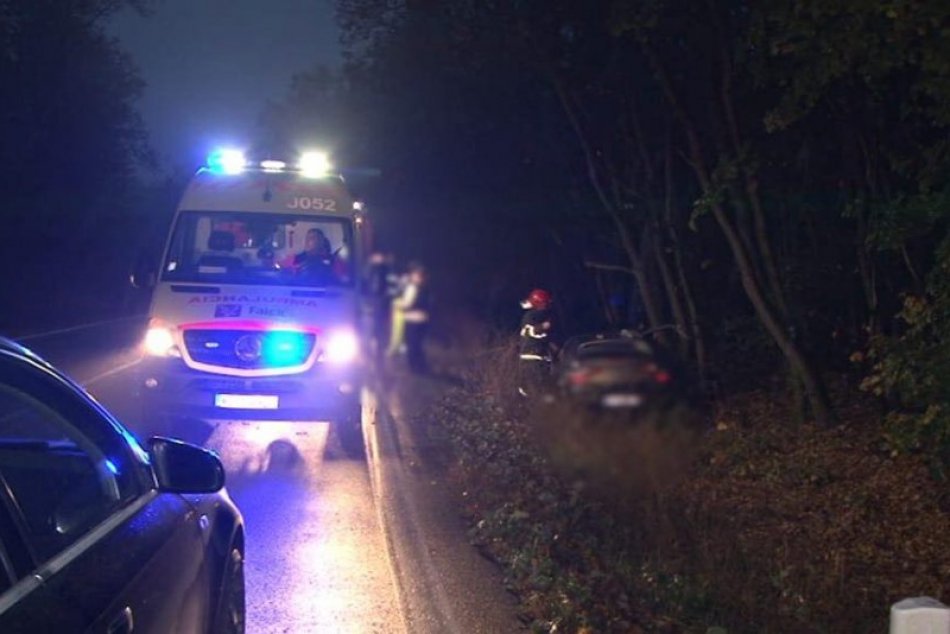 Ilustračný obrázok k článku Nebezpečná nehoda: Auto dostalo šmyk, zastavil ho až náraz do stromu