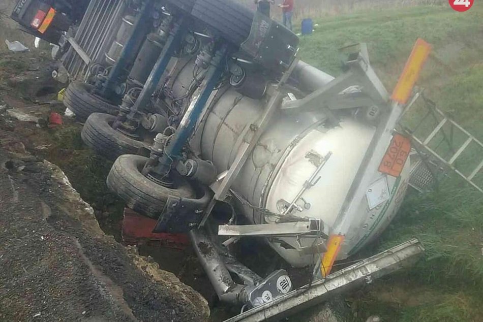 Ilustračný obrázok k článku Na Gemeri sa prevrátila cisterna: Prevážala nebezpečnú látku, FOTO