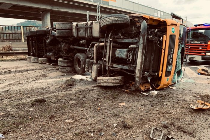 Ilustračný obrázok k článku Prevrátený kamión v Strážove: Nehoda zablokovala ťah na Žilinu, FOTO