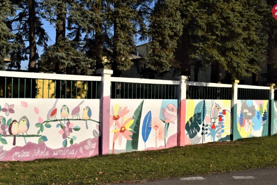 Ilustračný obrázok k článku Stráži ho sova a zdobia kvety. Dobrovoľníci vymaľovali plot humenskej nemocnice, FOTO