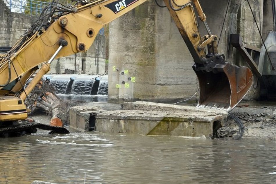 Ilustračný obrázok k článku Začína rekonštrukcia mosta v Strážskom: Pre chodcov a autá plánujú provizórne riešenie