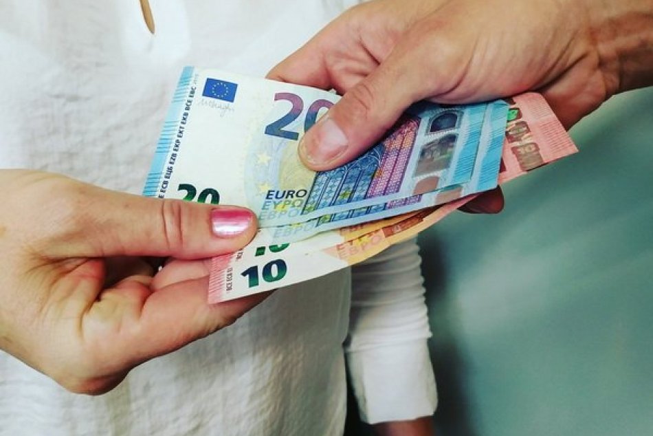 Ilustračný obrázok k článku Priepastný rozdiel. Viete, o koľko zarobíte na východe menej? Štatistiky vás asi naštvú