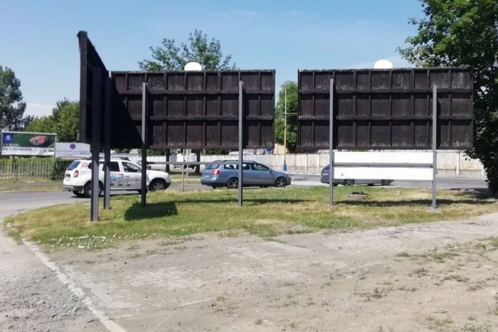 Ilustračný obrázok k článku Odbočovací pruh na Komenského ulici v Humennom: Kedy sa stane realitou?