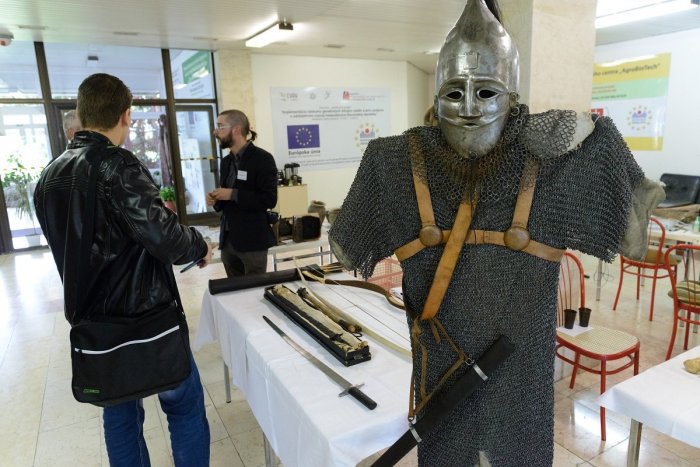 Ilustračný obrázok k článku Výzbroj bojovníkov i 3D rekonštrukcie: Archeologický ústav v Nitre otvoril brány