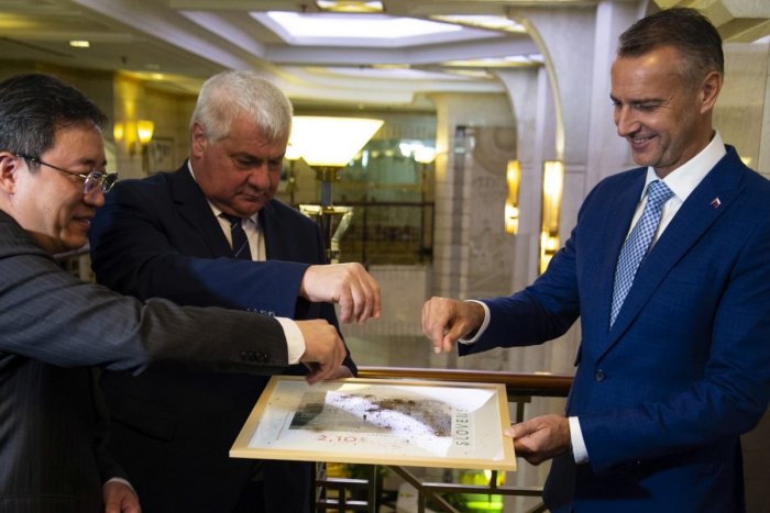 Ilustračný obrázok k článku R. Raši v Šanghaji: Slávnostný krst známky s budovou navrhnutou slovenským architektom