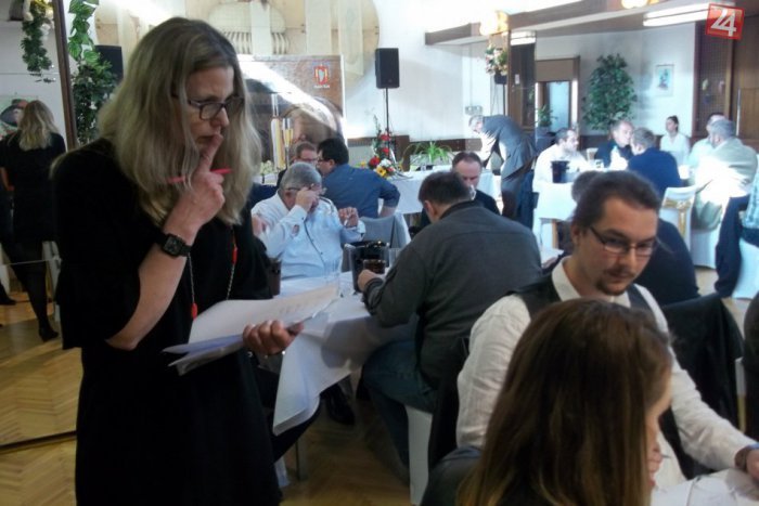 Ilustračný obrázok k článku Referentka M. Čižmáriková o Novembri '89: Ulica bola miestom spoločenského diania