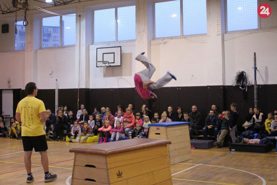 Ilustračný obrázok k článku Mladí parkouristi predstavili Bystričanom svoju vášeň: Skoky aj silné myšlienky, VIDEO a FOTO