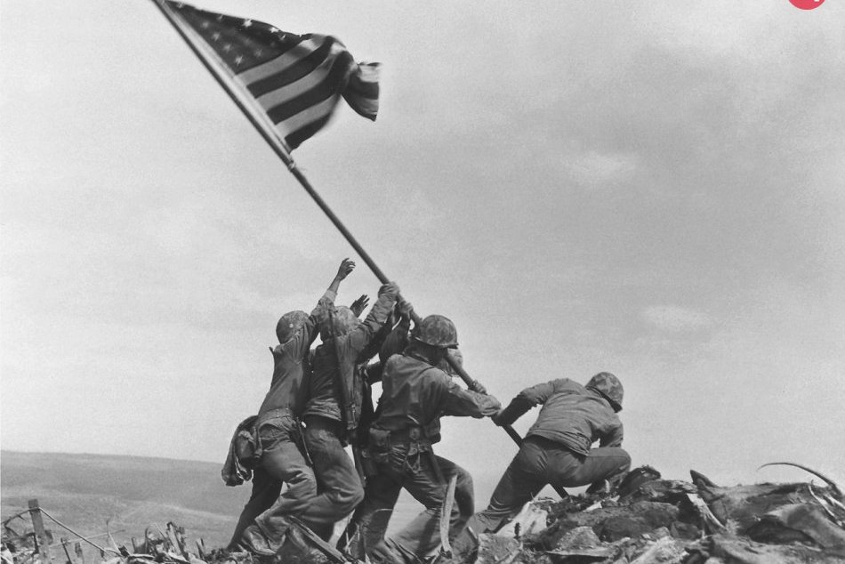 Ilustračný obrázok k článku Ikonická fotografia: V USA si pripomínajú národného hrdinu pôvodom zo Slovenska