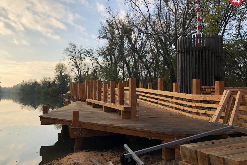 Ilustračný obrázok k článku FOTO: Neďaleko Bratislavy vyrastá netradičné korzo. Prevedie vás ponad vodnú hladinu