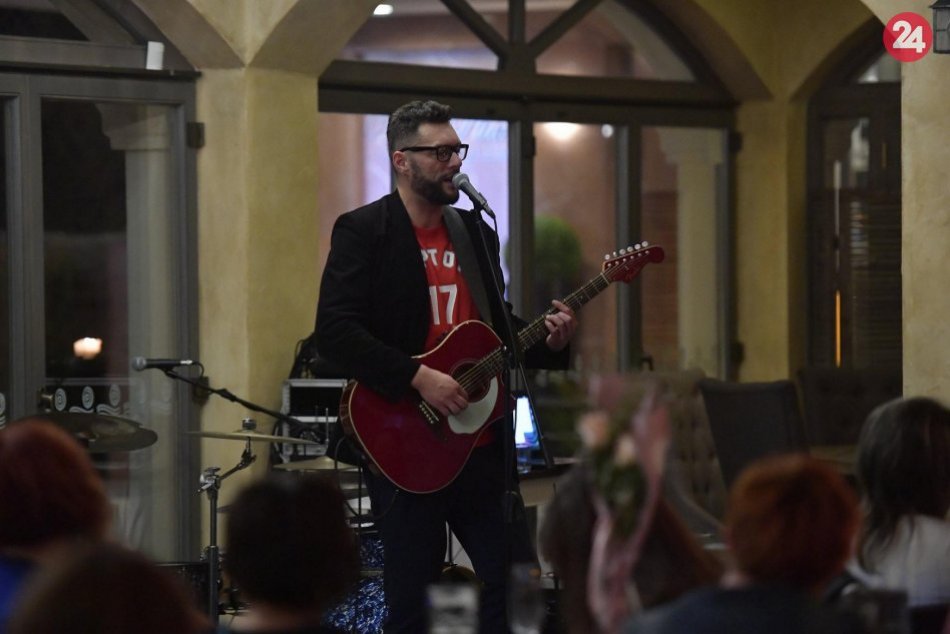 Ilustračný obrázok k článku So spevom začínal v kostole: ROZHOVOR so spevákom známej kapely Smola a Hrušky