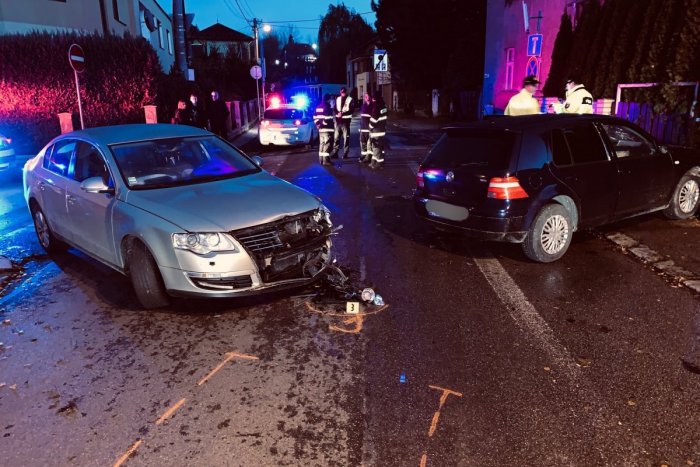 Ilustračný obrázok k článku Pri dopravnej nehode zranilo auto tri študentky na chodníku! FOTO