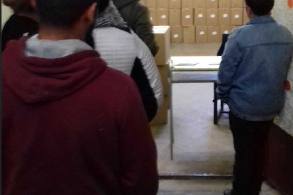 Ilustračný obrázok k článku Po páde strechy bytovky v Krompachoch pomáha aj Spišská katolícka charita, FOTO