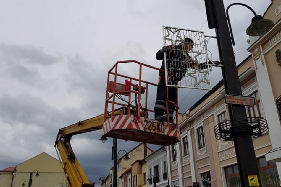 Ilustračný obrázok k článku Vianočná výzdoba v Mikuláši: V centre mesta pribudli ozdoby, FOTO