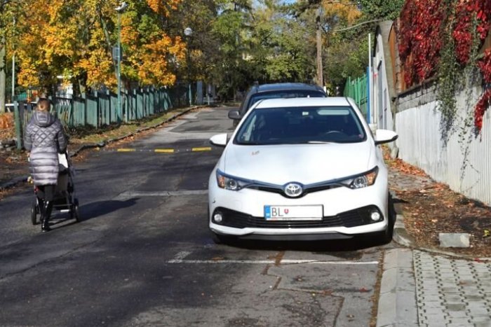 Ilustračný obrázok k článku Obyvatelia Perneckej ulice v Karlovej Vsi sa dožadujú vybudovania chodníka