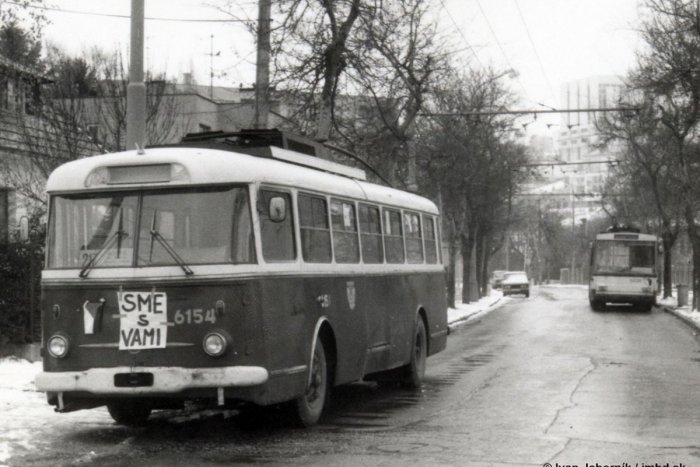 Ilustračný obrázok k článku Na oslavy Nežnej revolúcie vypraví DPB historické vozidlá, ktoré vozili študentov na protesty v roku 1989