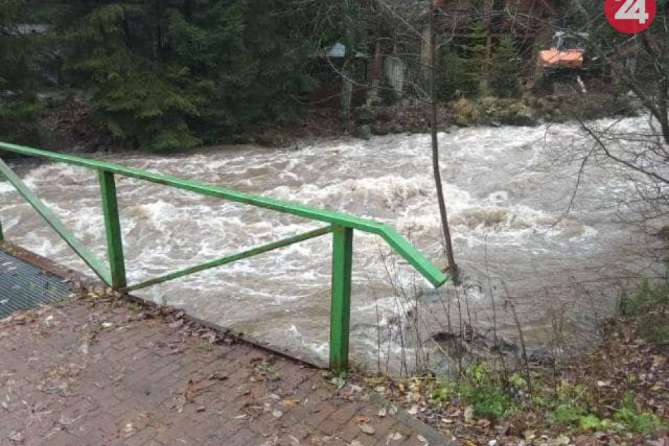 Ilustračný obrázok k článku Silný dážď komplikuje situácie na Liptove: Podľa polície hrozí zaplavenie ciest, FOTO a VIDEO