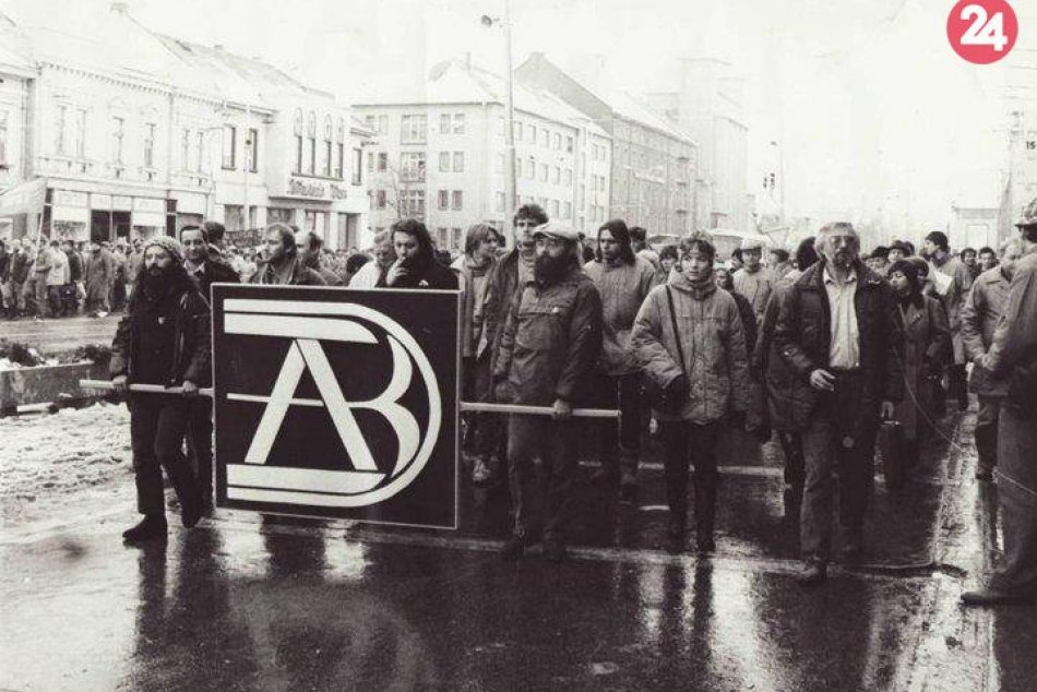 Ilustračný obrázok k článku Nežná revolúcia: Nitrou sa pred 33 rokmi ozývalo štrnganie kľúčov za lepšiu budúcnosť