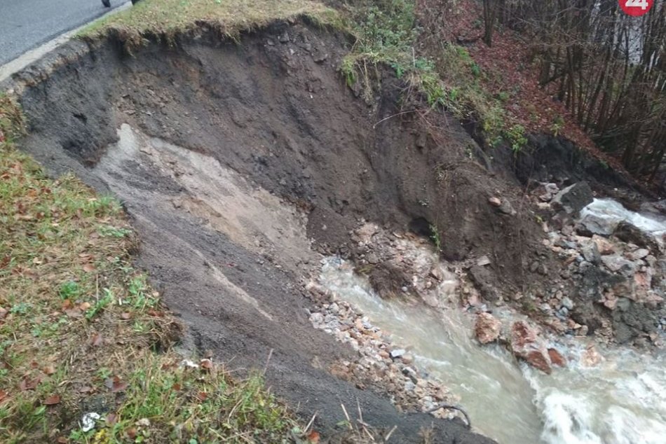 Ilustračný obrázok k článku Pripravte sa na meškanie: Uzavretá cesta medzi Tisovcom a Muráňom ovplyvní viac ako 20 spojov