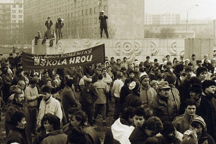 Ilustračný obrázok k článku O novembri ´89 s referentkou Martinou Čižmárikovou: Všetko má výhody aj nevýhody