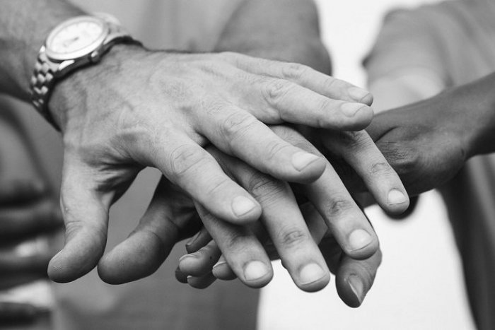 Ilustračný obrázok k článku Ukážme, že sme ĽudiaĽuďom: Pomôcť rodinám obetí nehody autobusu a povodne môžete aj vy