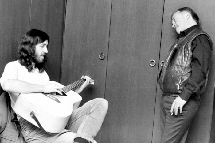 Ilustračný obrázok k článku Prešovský hudobník hral v šanti pred Karlom Krylom: Od novembra 89 je to už 35 rokov, FOTO