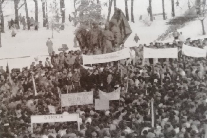 Ilustračný obrázok k článku Nežná revolúcia neobišla ani Humenné. Generálny štrajk vytiahol na námestie tisícky ľudí