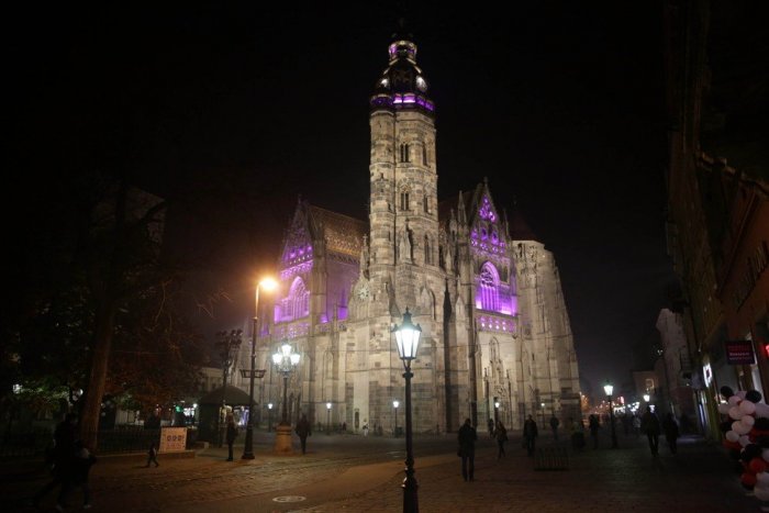 Ilustračný obrázok k článku Dóm sv. Alžbety bude svietiť purpurovo, pre predčasne narodené deti