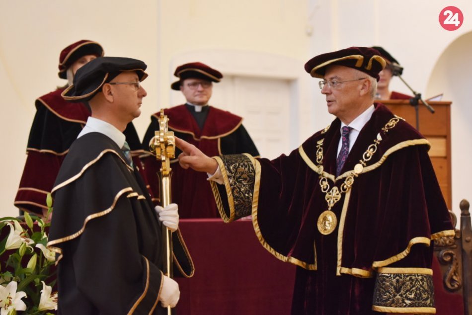 Ilustračný obrázok k článku Nového rektora slávnostne uviedli do funkcie: Inaugurovali René Bílika, FOTO