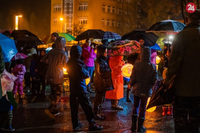 Ilustračný obrázok k článku Večernú PARÁDU prekazilo počasie: LAMPIÓNOVÝ sprievod v srdci Slovenska PRESUNULI